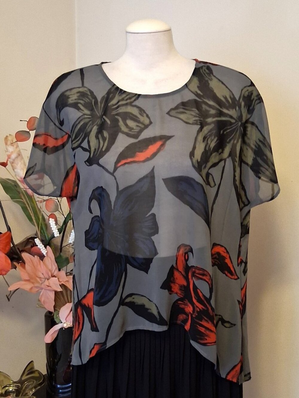NWOT Kensie Women’s Gray Black Floral Printed Tunic Top Short Sleeve Summer Tops